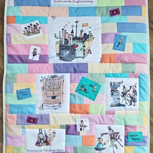 Trapunta fatta a mano in 100% cotone – Tessuto con il tema di Charlie e la fabbrica di cioccolato – 65 cm x 80 cm