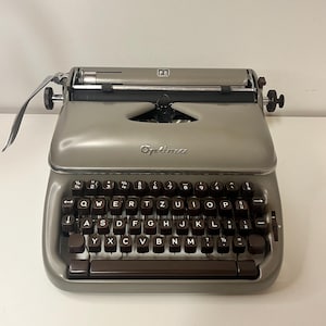 1950s Optima typewriter - Vintage Typewriter - Totally Functioning, very good Condition.