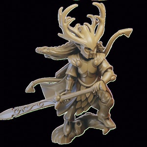 Könnte beinhalten: Eine Miniaturfigur eines Fantasy-Charakters, ein Wald-Elfenkrieger mit Geweih, der eine Rüstung trägt und ein Schwert hält. Die Figur ist in brauner Farbe bemalt und steht auf einem Sockel.