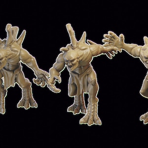 Könnte beinhalten: Drei detaillierte, beigefarbene Plastikfiguren eines Wesens mit einem stacheligen Kopf, scharfen Krallen und einem Lendenschurz. Das Wesen hat einen bedrohlichen Ausdruck.