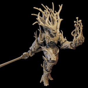 Puede incluir: Una figura miniatura detallada de una figura humanoide con un cuerpo de árbol, cuernos y una espada. La figura está hecha de un material marrón claro y tiene una superficie texturizada.