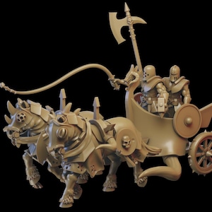 Puede incluir: Un carro de fantasía de color beige tirado por dos criaturas parecidas a rinocerontes. El carro transporta dos figuras con armadura, una empuñando un látigo y la otra sosteniendo un escudo. Un hacha con diseño de calavera está montada en el carro.