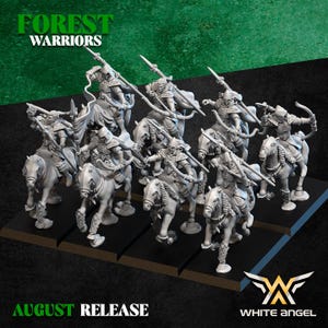 Puede incluir: Colección de figuras en miniatura que representan guerreros montados con arcos y lanzas. Las figuras son de color gris claro, montadas sobre caballos blancos y dispuestas sobre una base negra. El texto "FOREST WARRIORS" está en la parte superior.