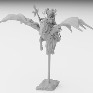 Puede incluir: Una figura en miniatura blanca de una guerrera montando un caballo alado. La guerrera sostiene una lanza y lleva armadura. El caballo tiene alas y está en el aire.
