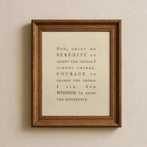 Puede incluir: Un marco de madera marrón que contiene una impresión con el texto: "Dios, concédeme la serenidad para aceptar las cosas que no puedo cambiar. El coraje para cambiar las cosas que puedo. Y la sabiduría para conocer la diferencia."