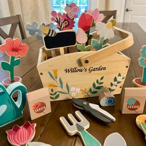 Juguete de jardín de madera personalizado, regalo de cumpleaños para niñas, jardinera con nombre personalizado, juego de flores Montessori con herramientas, regalo de jardín para niños