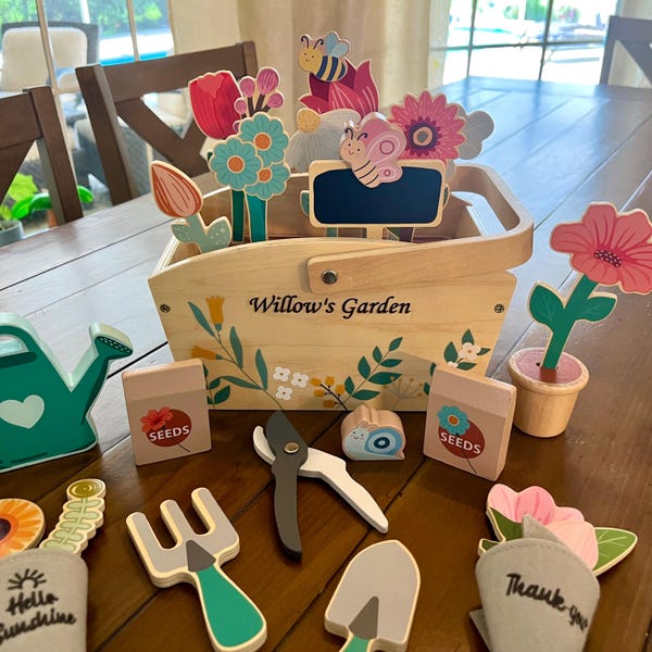 Jouet de jardin en bois personnalisé, cadeau d'anniversaire pour fille, nom personnalisé, boîte de jardin, ensemble de fleurs Montessori avec outils, cadeau de jardin de Noël pour enfants