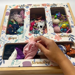Caja de almacenamiento de accesorios para el cabello VACÍA Organizador de nombre personalizado para pinzas para el cabello, moños y corbatas Caja de recuerdo de regalo para niñas, Regalo de cumpleaños para niños