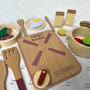 Set di stoviglie da cucina in legno personalizzate per bambini, utensili da cucina Montessori, giocattoli per bambini in età prescolare, regalo di compleanno per bambini piccoli, pentole e padelle