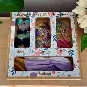Caja organizadora de accesorios para el cabello con nombre personalizado. Estuche vacío para guardar pinzas, coleteros, lazos, diademas y gomas para el cabello. Regalo de cumpleaños para niña.