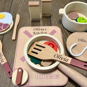 Set di stoviglie da cucina in legno personalizzate per bambini, utensili da cucina Montessori, giocattoli per bambini in età prescolare, regalo di compleanno per bambini piccoli, pentole e padelle