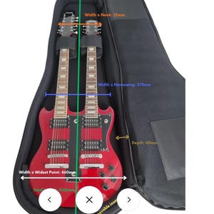 Puede incluir: Una guitarra eléctrica roja de doble mástil en un estuche negro. La longitud total de la guitarra es de 1160 mm, con un punto más ancho de 460 mm, un ancho de mástil de 25 mm y un estrechamiento de 370 mm. La profundidad del estuche es de 80 mm.