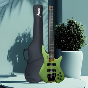 Peut inclure: Une guitare basse électrique verte avec un étui noir. La basse a une forme de corps unique et du matériel noir. L'étui est noir avec le mot "Raze" en blanc. Une plante en pot est en arrière-plan.