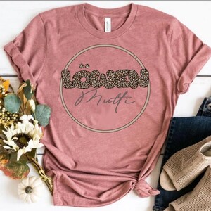 Lion Mama motief, lettertype met Leoprint vorm PNG Mama Mutti T-shirt print cup ontwerp afdrukbaar mooi lettertype in Leo Duits lettertype