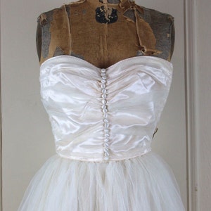 vintage 1950s Off White Strapless Tafetta & Tulle Full Length Wedding Dress with Train - size small
