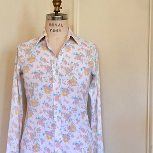 frutas abstractas, 1970s blanco + pastel Blusa de Sears, The Fashion Place - salpicaduras, puntos - 100% poliéster - vintage sz 10, mediano, pequeño