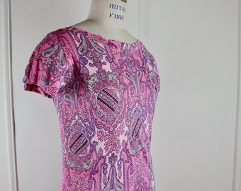 pink, purple + psychedelic - Vintage 1960s MOD Paisley Shift Dress - size small to medium