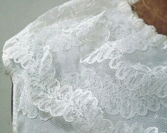vintage 1960&#39;s White Sleeveless Blouse with Lace Overlay and a Ruffled Collar, size 36, medium to large