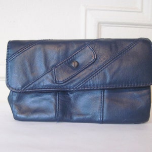rayas audaces, cartera de cuero azul marino vintage de la década de 1980