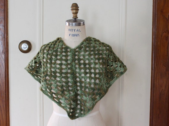 1970s pea green  sweater & poncho set - vintage r… - image 10