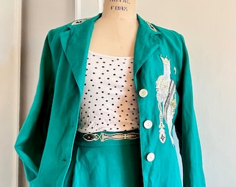 Traje JEWELED KING verde de los años 90: blazer ajustado y falda tubo de Appraisal - Y2K, baraja de cartas, pedrería dorada - vintage 7/8 pequeño a mediano