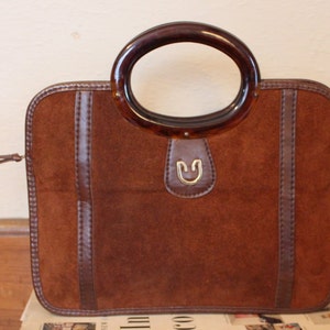 Bolso de ante marrón oxidado de la década de 1970 - bolso de preparación ecuestre vintage con mangos ovalados de tortuga / lucite