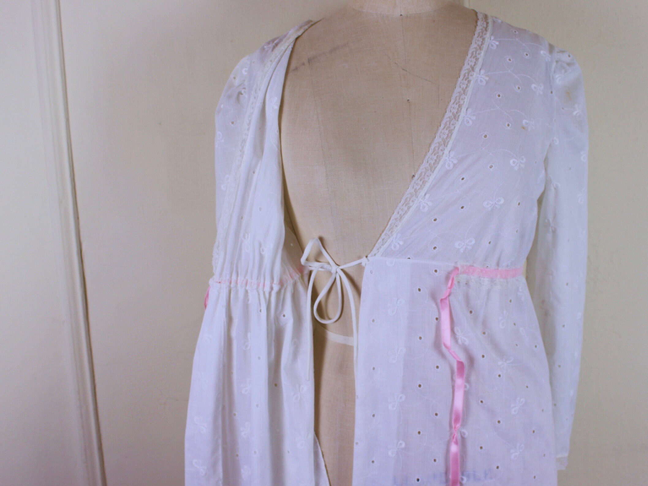 Vintage 1970s White Eyelet Robe With Pink Satin Ribbon - BARBIZON ...