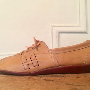 size 8.5, 1970s Honey Brown Lace Up Flats with whipstitch detail - vintage leather shoes, beige, tan, camel