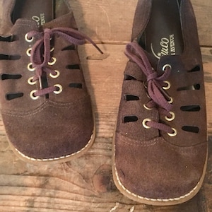 size 8, 1960s MOD Brown Suede Lace Up Flats with cutout detail - vintage leather shoes by Simco, Fifth Avenue