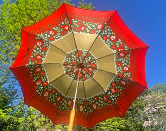 Daisies & Polka Dots  - 1960s Umbrella - MOD floral print: red +  forest green  +  khaki - fun carved handle - vintage Sun / Shade Parasol