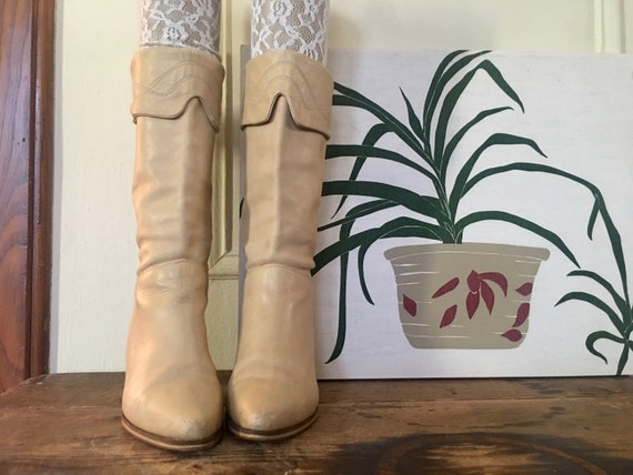 size 6, 1980s sandy camel leather Boots - vintage… - image 1