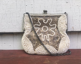 something old, vintage 1940s Floral kisslock purse - white + platinum seed beads - evening bag, bridal, wedding, daisy