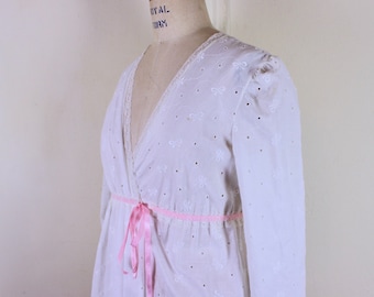 vintage 1970s white eyelet robe with pink satin ribbon - BARBIZON BOUTIQUE - lounge, House Coat, cotton blend  - size medium,  petite
