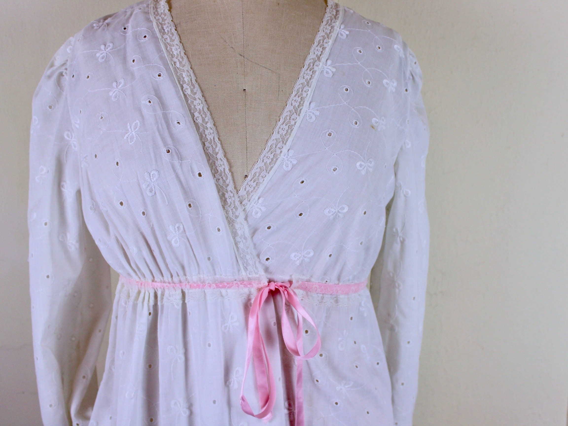 Vintage 1970s White Eyelet Robe With Pink Satin Ribbon - BARBIZON ...