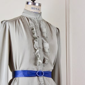 1980er Neo-Viktorianische Tuxedo Bluse - taupe & schwarze Nadelstreifen, hoher Ausschnitt + viele Rüschen - vintage Größe 12, mittel bis groß