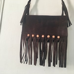 hippies + flecos + cuentas de madera, bolso bandolera de gamuza marrón vintage de 1970 con muchos flecos: cartera, bolso, unisex, bolsa, alijo