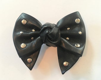 Glam Rock, vintage 1980s Shoe Clip - Black Vinyl & Silver Studs Bow Tie - Accesorio de los ochenta, joya de la New Wave, tacones de Punk Rock, vegano