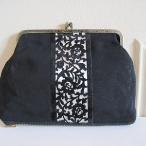 chique dos anos 60 - bolsa cosmética preta Faille e veludo Kisslock dos anos 1960, bolsa grande vintage, clutch pequena