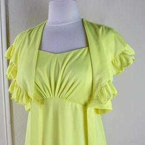 vintage 1970s Yellow Maxi Halter Dress avec Ruffled Flutter Wrap / Veste - taille petite à moyenne, s / m