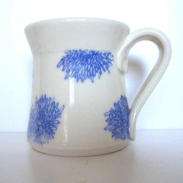 Chrysanthemum Mug in White with Cobalt Blue Flowers