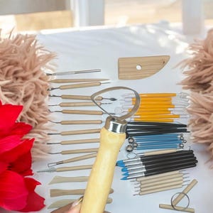 K&ouml;nnte beinhalten: Ein Set an T&ouml;pfereiger&auml;ten zum Modellieren und Formen von Ton. Das Set enth&auml;lt eine Vielzahl von Werkzeugen mit Holzgriffen und Metallspitzen sowie ein Holz-Formwerkzeug.