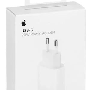 Può includere: Confezione in scatola bianca per un adattatore di alimentazione USB-C bianco da 20 W. L'adattatore ha due spine e una porta USB-C.
