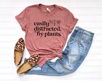 Facilement distrait par les plantes, T-shirt Plant Lover, Tshirt Plant Lady, Funny Plant Shirt, Gift for Plant Lover, Plant Mom Gift, Tshirt de jardin