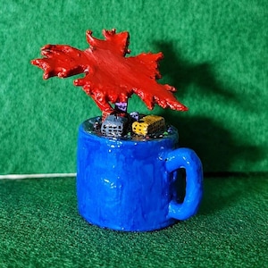 Pequena cidade escondida em uma caneca azul sob uma folha vermelha | Miniatura de argila feita à mão | Decoração de mesa fantástica | Peça de arte única
