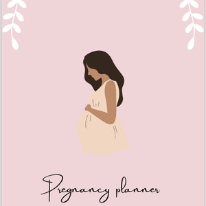 Pode incluir: Um fundo rosa com um design floral branco na parte superior e inferior. Uma mulher grávida com um vestido bege está de pé no centro da imagem. O texto "Pregnancy planner" está escrito em preto na parte inferior da imagem.