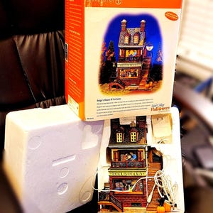 Departamento 56 - &quot;La Casa de las Fortunas de Helga&quot; - Serie de Halloween - Aldea de Nieve - #55316 Sonidos y luces espeluznantes funcionan a la perfección (Retirada el 12/2004)