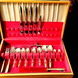 Juego de cubiertos Gorham Celeste Starburst de plata de ley (33 piezas) con tenedor y cuchillo para trinchar.