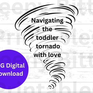 Puede incluir: Ilustración en blanco y negro de un tornado con el texto "Navegando por el tornado de los niños pequeños con amor". Un círculo morado con el texto "SVG Digital Download" está en la esquina inferior izquierda.