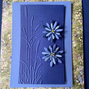 Fleurs printanières bleues