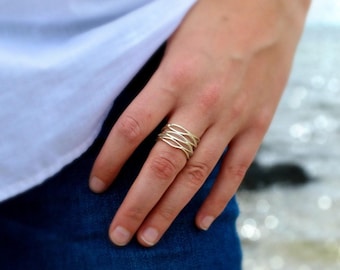 Anillo ancho de plata de ley con diseño de ola y corrientes oceánicas